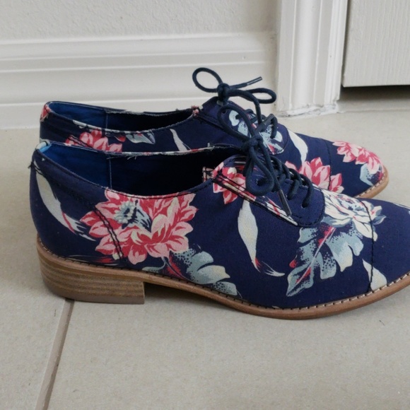 Shoes - Picture 2 of 6